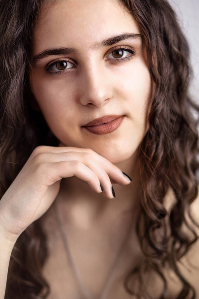 Detailní záběr portrét krásné brunetky teen dívka s bílým pozadím. Péče o pleť, zdravotnictví - Fotografie, Obrázek