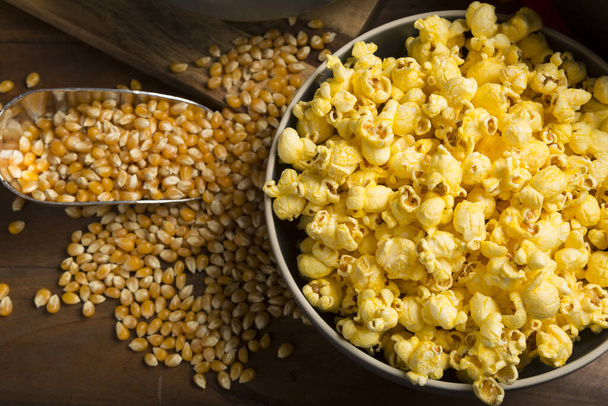 Čerstvé domácí Popcorn a jádra v miskách na dřevěném pozadí výhledu. Skvělé pro filmový večer - Fotografie, Obrázek
