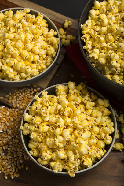Deliciosas palomitas de maíz, un bocadillo en cualquier momento y lugar
 - Foto, imagen