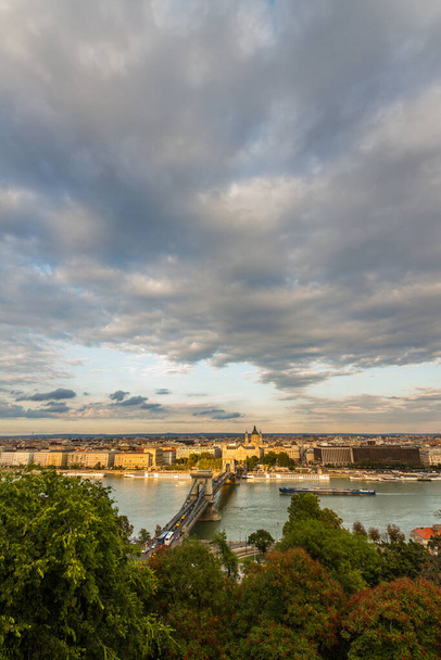 Tuna Nehri ve zincir köprüsünün akşam manzarası, Budapeşte, Macaristan, portre, gökyüzünde bulutlar, geniş açı, telif alanı. - Fotoğraf, Görsel