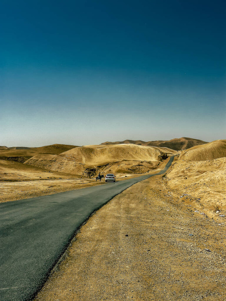 Негев Ізраїль 14 квітня 2018 Вид на дорогу, яка перетинає пустелю Негев в Ізраїлі - Фото, зображення