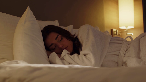 vista a nivel de la superficie de la hermosa chica durmiendo en el apartamento del hotel
 - Imágenes, Vídeo