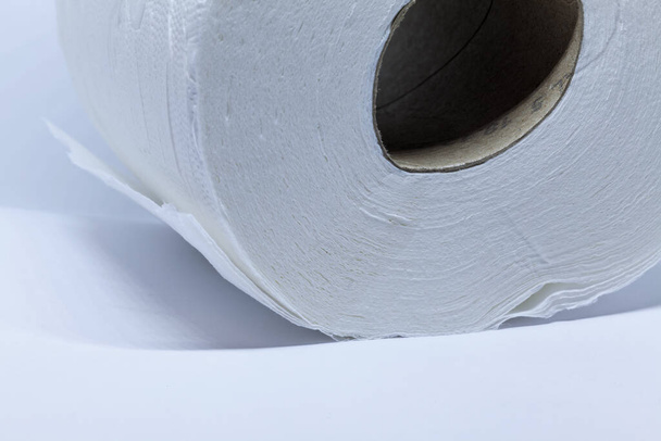 Beyaz arkaplanda tuvalet kağıdı - Fotoğraf, Görsel