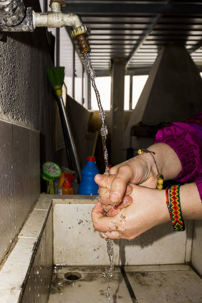γυναίκα πλένει τα χέρια της με νερό και σαπούνι - Φωτογραφία, εικόνα