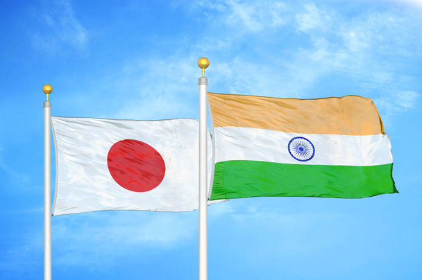 Япония и Индия два флага на флагштоках и голубом облачном фоне неба
 - Фото, изображение