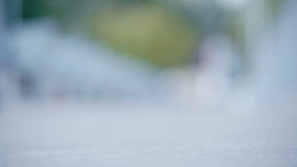 обрезанный вид спортсмена, бегущего с стартовой позиции на открытом воздухе
 - Кадры, видео