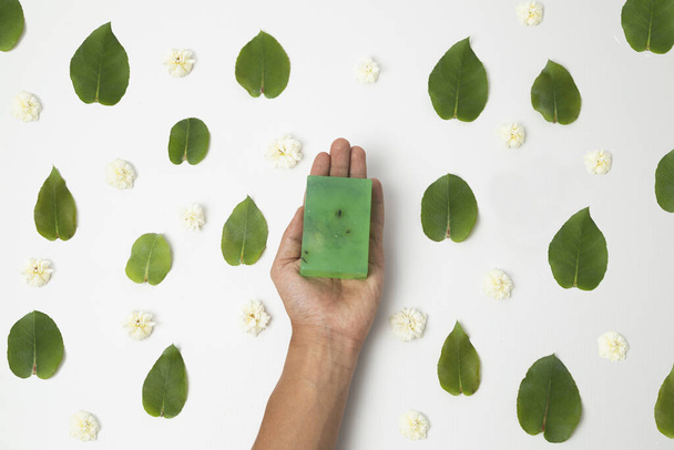有機ローズマリー石鹸を持つ若い手 - 写真・画像