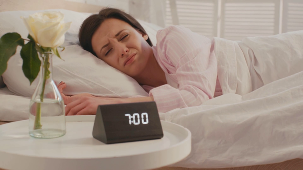 Επιλεκτική εστίαση της γυναίκας που κλείνει το ξυπνητήρι και κοιμάται το πρωί - Πλάνα, βίντεο