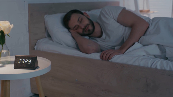 Concentration sélective de l'homme dormant sur le lit la nuit
  - Séquence, vidéo