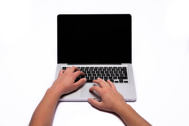 Mężczyzna pracujący lub uczący się w laptopie - Zdjęcie, obraz