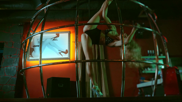 jovem stripper quente em roupa interior dançando perto de gaiola metálica
  - Filmagem, Vídeo