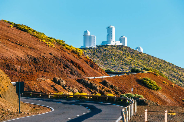 Астрономічна обсерваторія на горі Тейде на висоті 2390 метрів, розташована на Тенерифе (Іспанія). - Фото, зображення