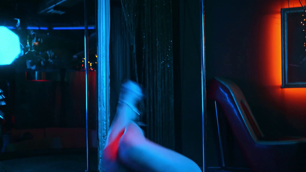 Verführerische Stripperin in Unterwäsche tanzt in der Nähe von Spiegel und Pylon  - Filmmaterial, Video