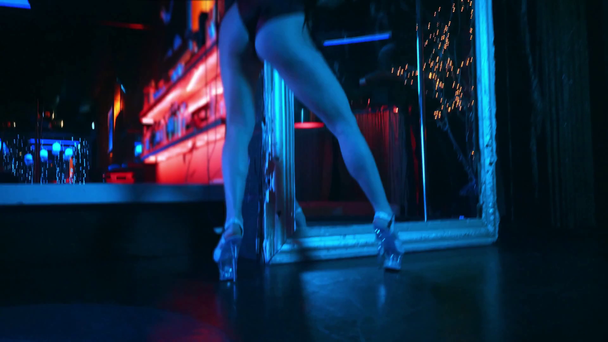 соблазнительная стриптизерша танцует возле зеркала и пилона в стрип-клубе
  - Кадры, видео