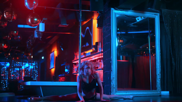 atractivo stripper bailando cerca de pilón en club de striptease
  - Imágenes, Vídeo