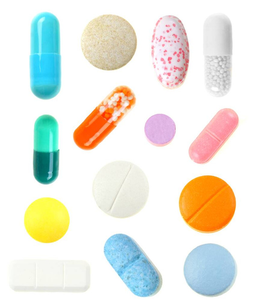Groep individueel geïsoleerde unieke pillen over een witte achtergrond - Foto, afbeelding
