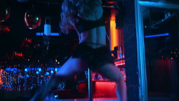 Verführerische Stripperin tanzt in Stripclub nahe Pylon  - Filmmaterial, Video