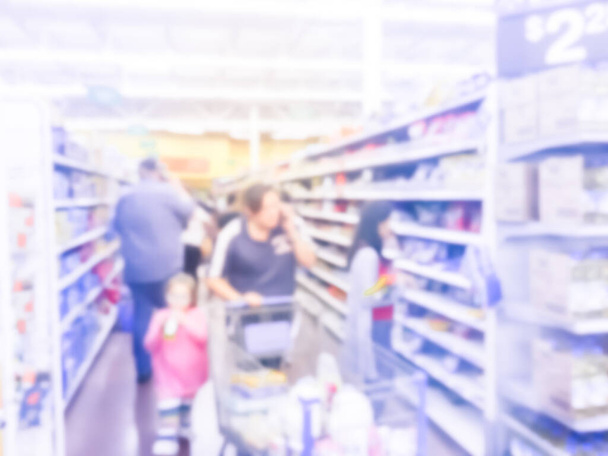 Clientes de fundo desfocado com carrinho de compras estoque de doces em mercearias na América
 - Foto, Imagem