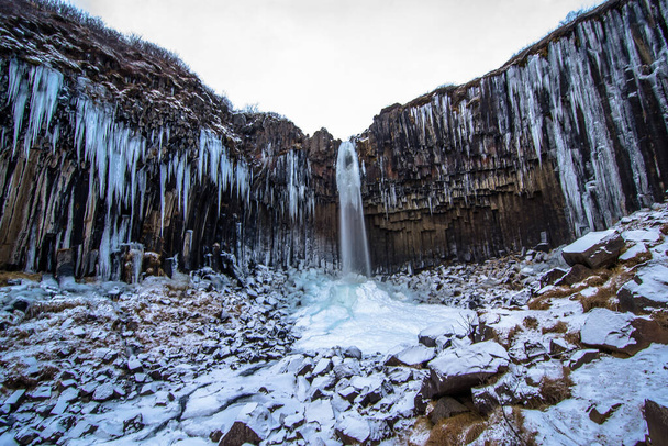 Svartifosový vodopád obklopený čedičovými sloupy na jihu Islandu. - Fotografie, Obrázek
