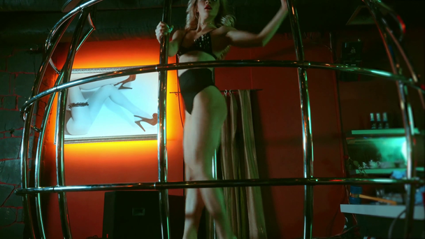 Verführerische Stripperin in Unterwäsche tanzt im metallischen Käfig - Filmmaterial, Video