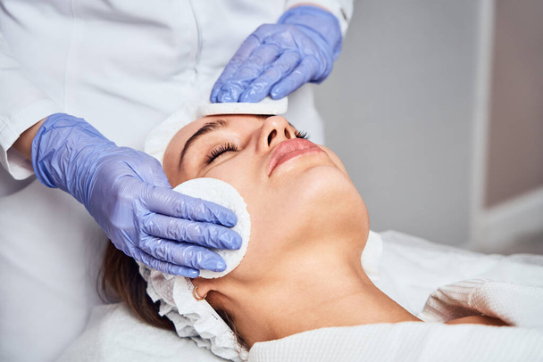 Face Skin Care. Close-up Of Woman Getting Facial Hydro Microdermabrasion Peeling Treatment At Cosmetic Beauty Spa Clinic. Hydra Vacuum Cleaner. Exfoliation, Rejuvenation And Hydratation. Cosmetology. - Фото, зображення
