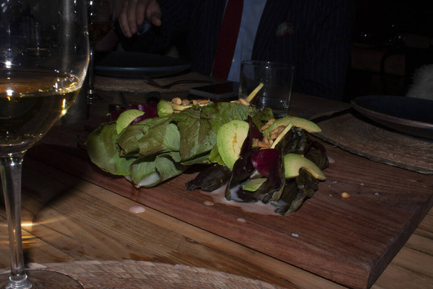 Салат, приготований в авокадо зі шпинату дитини та вершків мескаля для спаровування з білим вином
 - Фото, зображення
