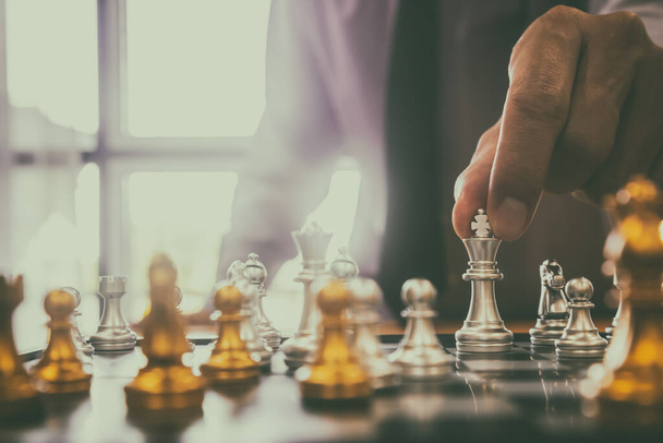 Sakk játék a sakktáblán mögött üzletember háttér. Üzleti koncepció a pénzügyi információk és marketing stratégia elemzésének bemutatására. Beruházási cél a világgazdaságban és a digitális kereskedelemben. - Fotó, kép