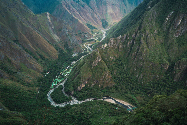 Der Urubamba-Fluss aus den Ruinen von Machu Picchu - Foto, Bild