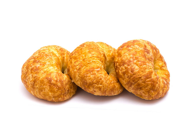 Studio schot drie vers gebakken Franse boter croissant geïsoleerd op wit - Foto, afbeelding