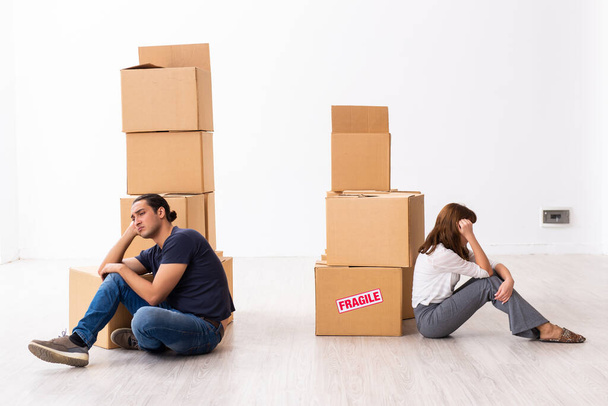 Junges Paar und viele Kisten im Scheidungsvereinbarungskonzept - Foto, Bild