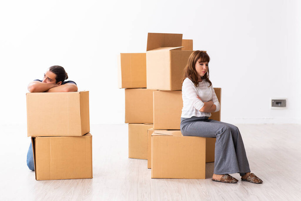 Jeune paire et de nombreuses boîtes dans le concept de règlement de divorce - Photo, image