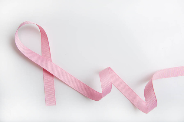 Różowa wstążka w kolorze białym. Symbol świadomości raka piersi. koncepcja opieki zdrowotnej i medycyny. Środki zapobiegawcze. Zdrowie kobiet - Zdjęcie, obraz