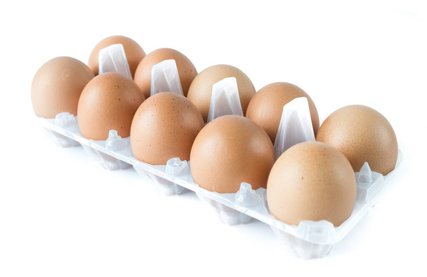 Studio disparó una bandeja de plástico con diez huevos de pollo criados pastoreados aislados en blanco
 - Foto, imagen