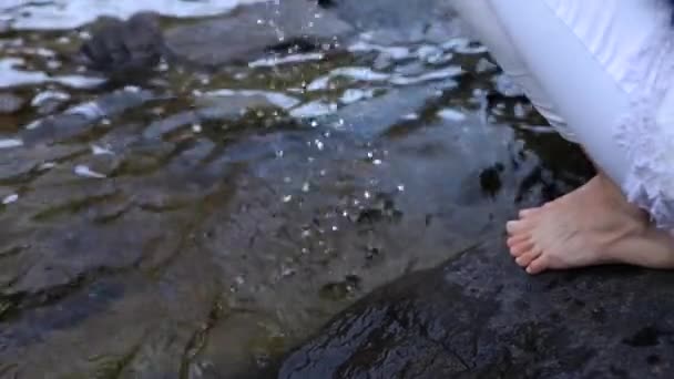 Mains ramassant de l'eau
 - Séquence, vidéo