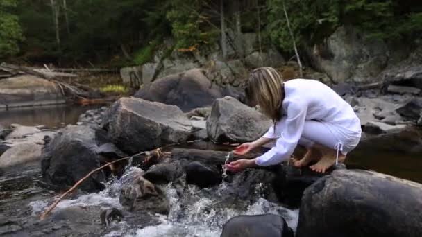 Hände, die Wasser aufnehmen - Filmmaterial, Video