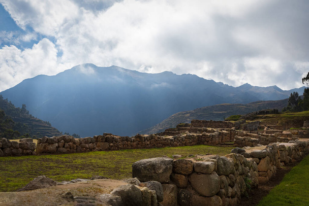 Vue sur le parc archéologique de Chinchero, Pérou
 - Photo, image