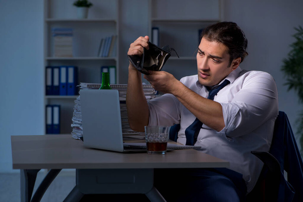 Empresario adicto al alcohol que trabaja hasta tarde en la oficina - Foto, Imagen