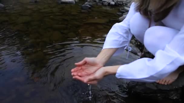 Vrouw die water haalt - Video