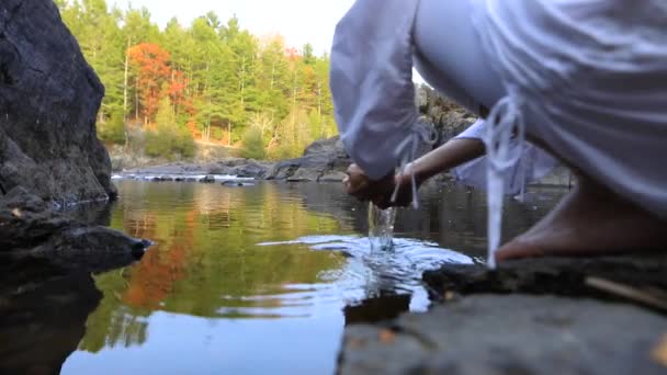 Femme ramassant de l'eau
 - Séquence, vidéo