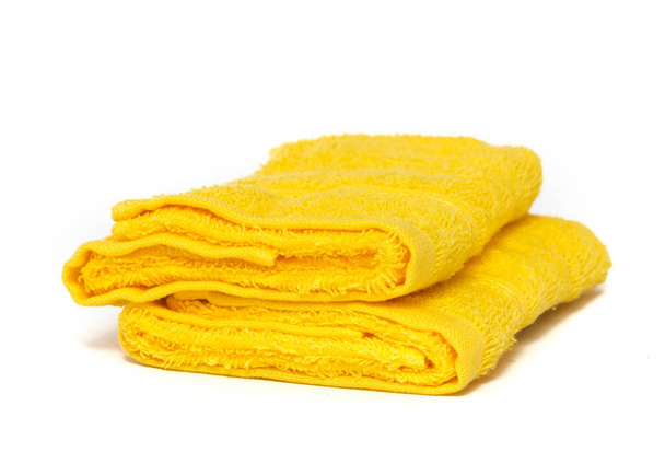 Asciugamani gialli isolati su bianco con copyspace
 - Foto, immagini