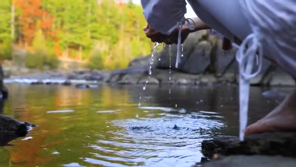 Femme ramassant de l'eau
 - Séquence, vidéo