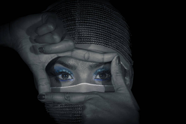 rosto jovem menina close up rosto coberto com lantejoulas pano mostrando sua maquiagem olhos
 - Foto, Imagem