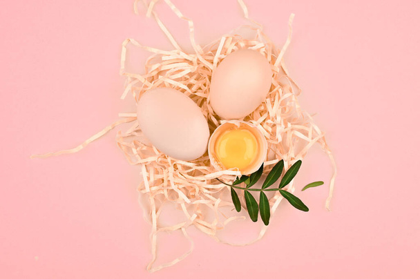 ピンクの背景に卵をエコ。白とピンクの背景に卵のトレイ。睾丸とエコトレイ。ミニマルなトレンド、トップビュー。卵盆。イースターのコンセプト - 写真・画像