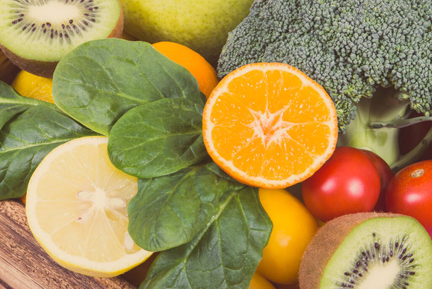 Frutas y verduras maduras como fuente natural de minerales y vitaminas. Concepto de dieta, adelgazamiento y nutrición saludable. Foto vintage - Foto, imagen