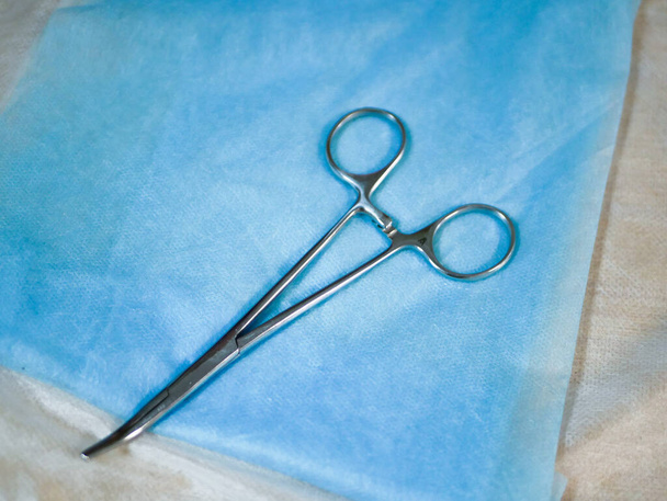 kirurgiset sakset lähikuva. Näkymä ylhäältä. leikkaus ja lääketiede. Kirurgin työkalu. sakset lähikuva
 - Valokuva, kuva