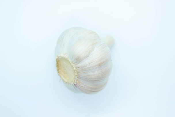 A head of garlic located on a white background - Фото, зображення