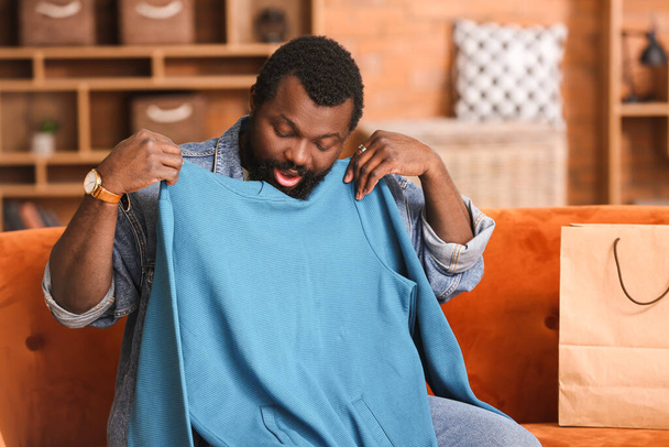 Afro-Américain avec reçu de nouveaux vêtements à la maison
 - Photo, image
