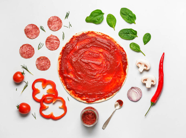 Ingrediënten voor lekkere pizza op witte achtergrond - Foto, afbeelding
