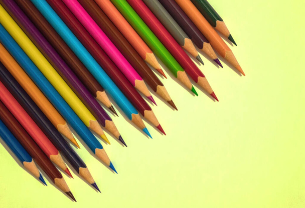 De geslepen potloden zijn klaar voor het werk. Heldere, vrolijke, positieve kleuren. Brainstorm, gezamenlijke creativiteit. Uitzicht van bovenaf. - Foto, afbeelding