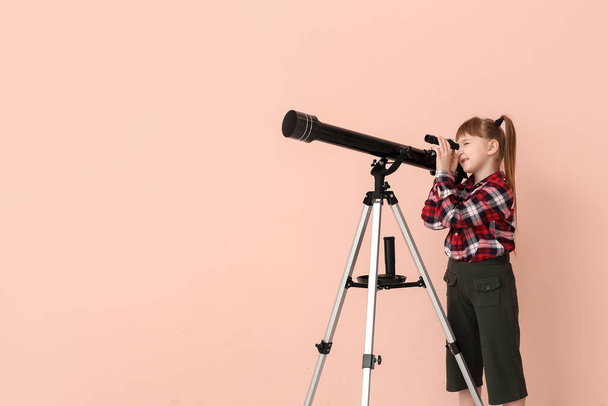 Petite fille mignonne avec télescope sur fond de couleur
 - Photo, image